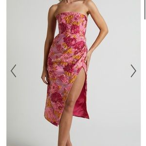 BRAILEY MIDI DRESS - THIGH SPLIT STRAPLESS DRESS IN PIN JACQUARD.